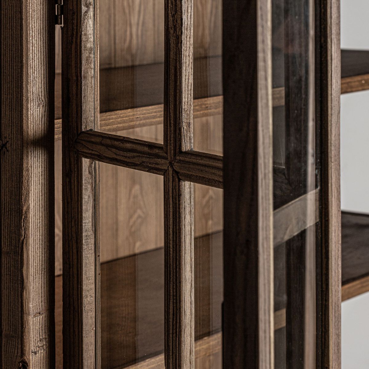Vitrina de Madera de Olmo con Puertas Acristaladas y Cajones - Imagen 8