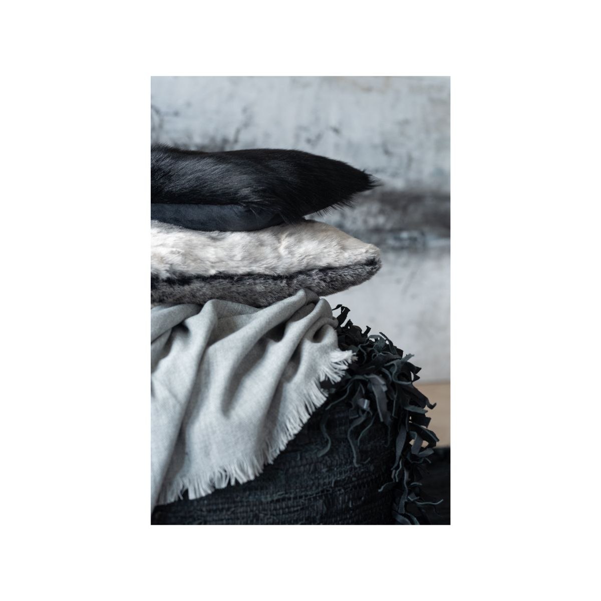 Cojín Decorativo de Piel Natural en Tonos Gris y Blanco - Imagen 3