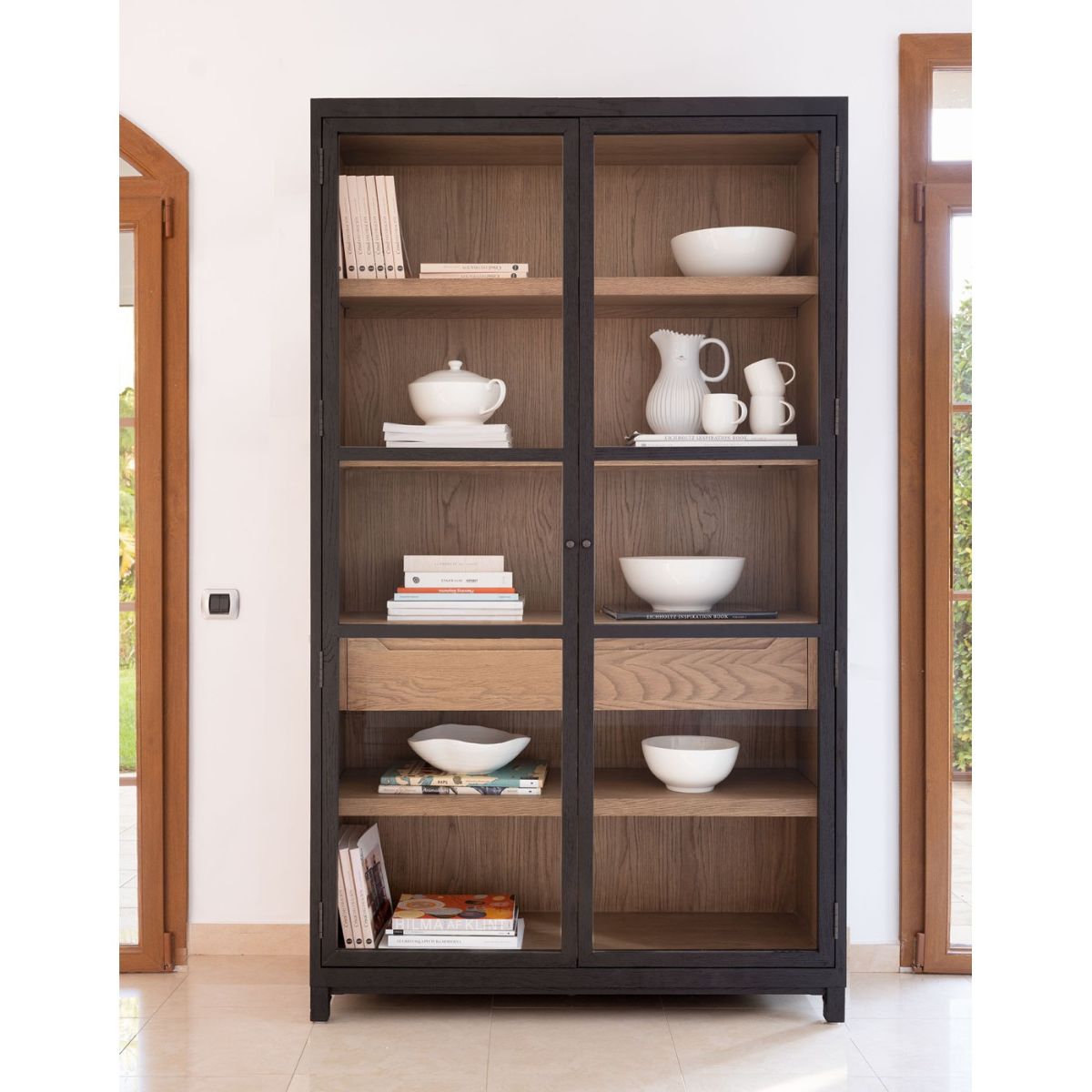 Vitrina de Roble con Puertas de Cristal y Acabado Bicolor - Imagen 5