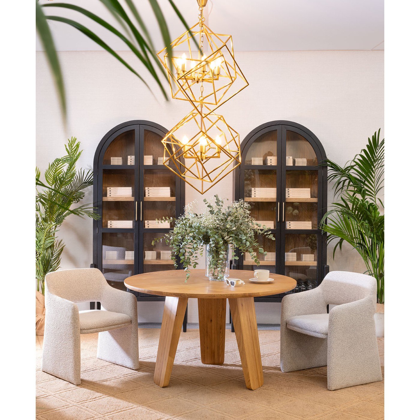 Vitrina de Roble Negro con Puertas de Cristal y Diseño Arqueado - Imagen 5