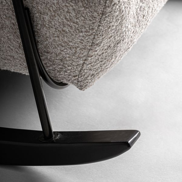 Sillón Mecedora con Estructura Metálica y Detalles en Fresno Tapizado en Bouclé Beige - Imagen 7