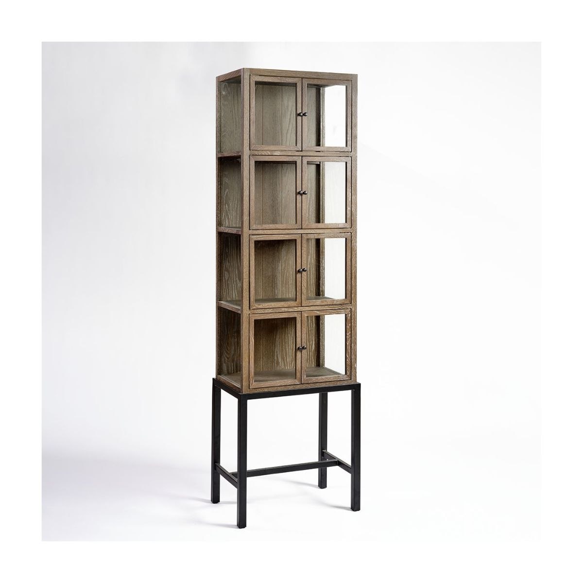 Vitrina Estrecha de Roble con Base de Metal Negro