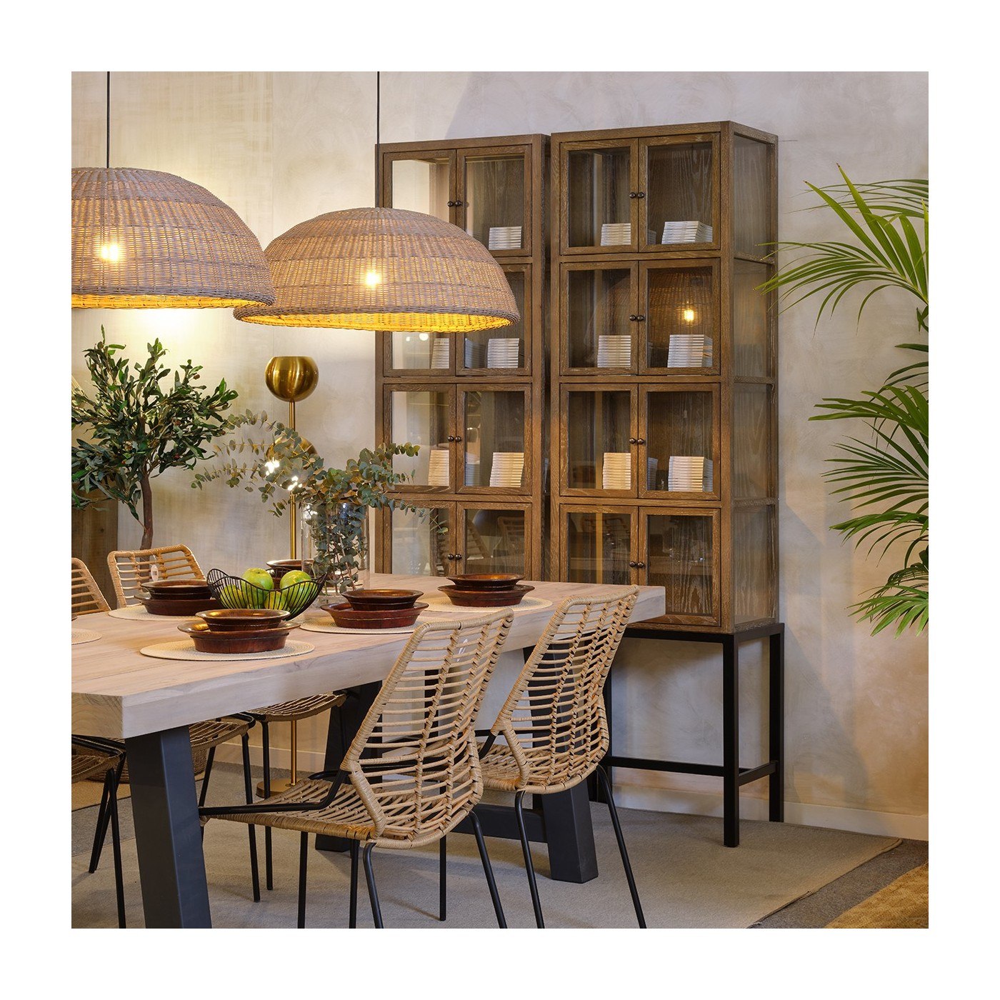 Vitrina Estrecha de Roble con Base de Metal Negro - Imagen 5