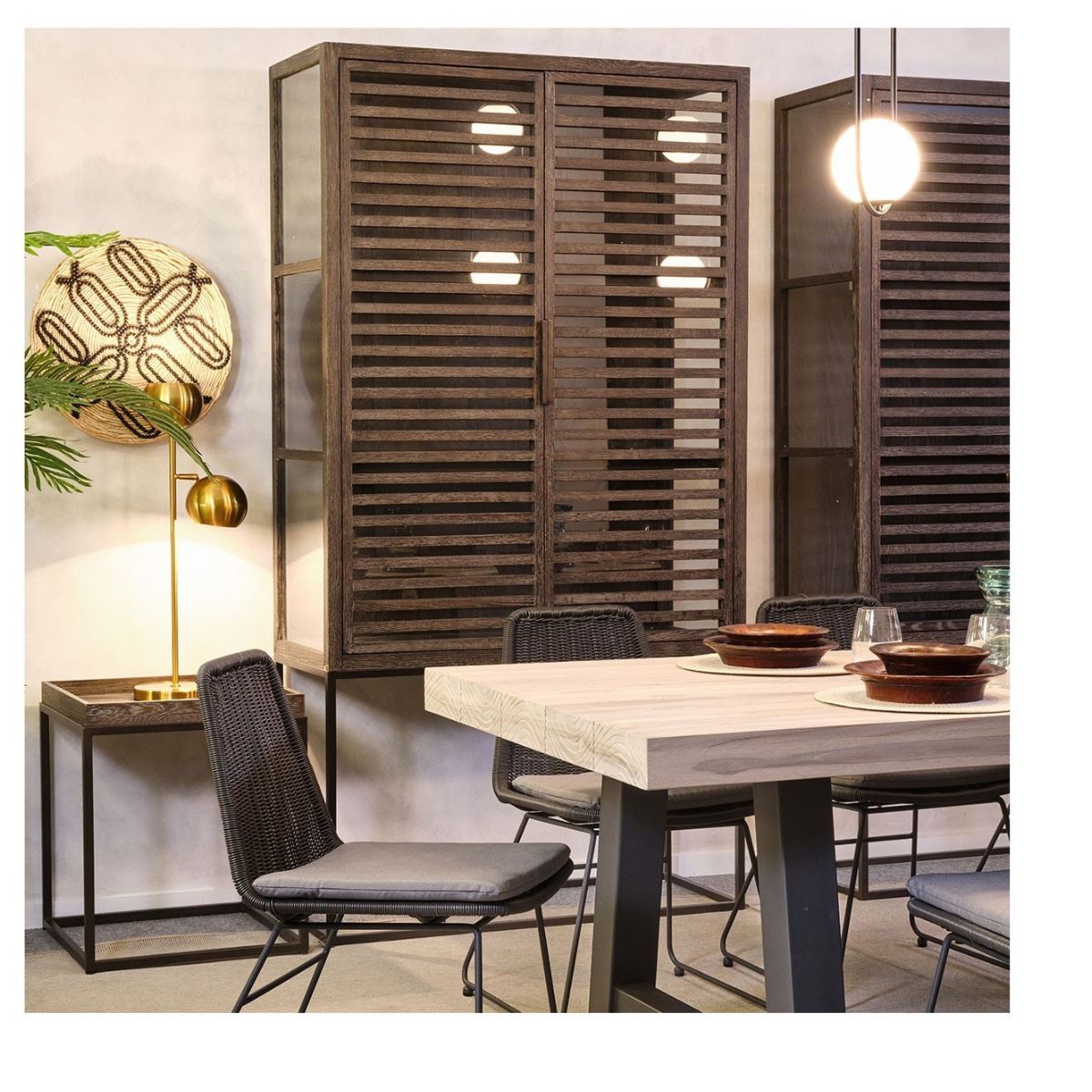 Vitrina de Roble Grisáceo con Puertas de Listones y Base de Metal - Imagen 5
