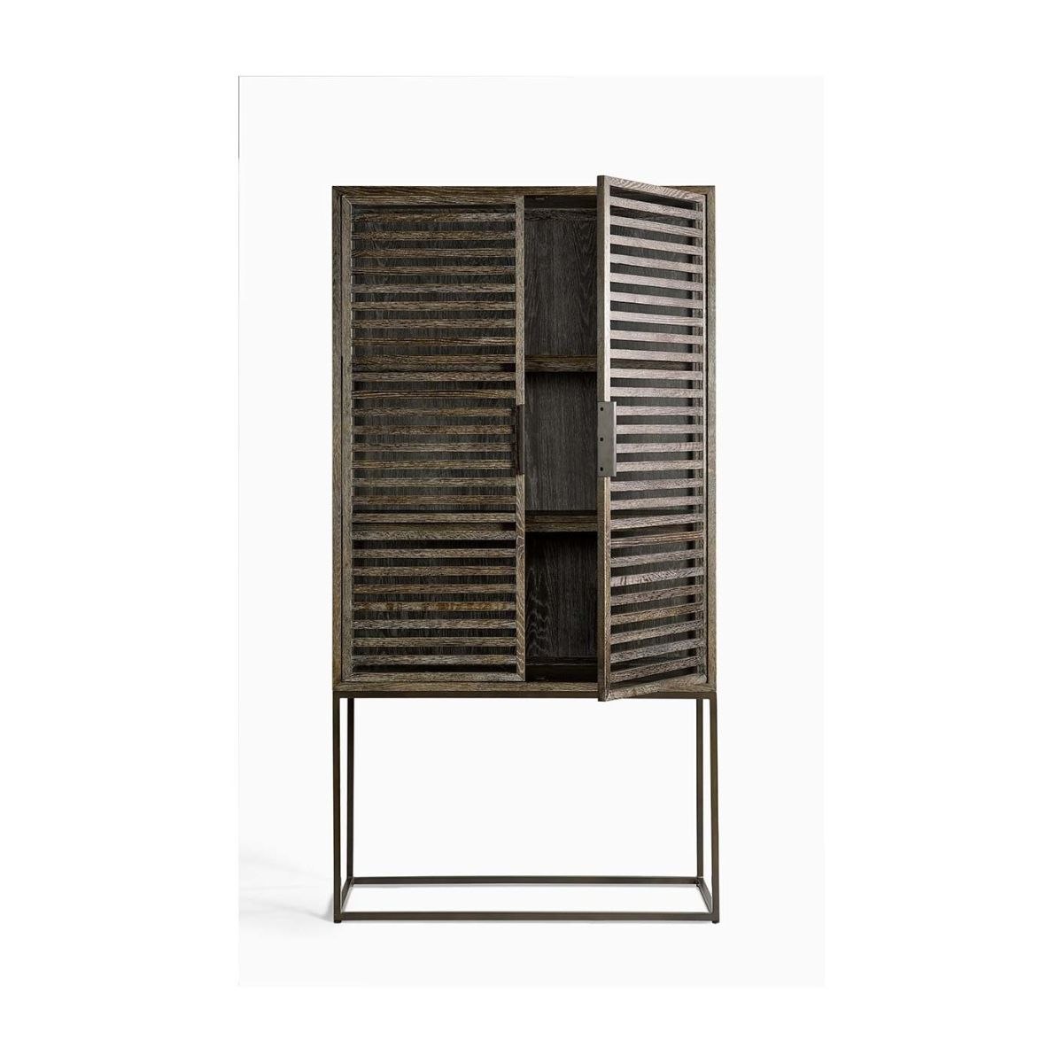 Vitrina de Roble Grisáceo con Puertas de Listones y Base de Metal - Imagen 3